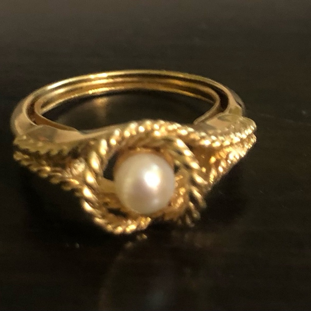 Vintage Avon 1977 pearl and goldtone ring